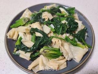菠菜炒干豆皮豆筋（人造肉）的做法步骤：7