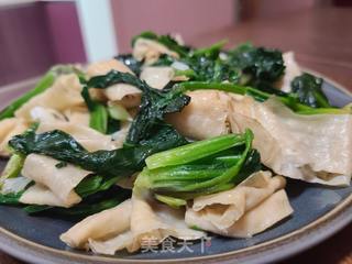 菠菜炒干豆皮豆筋（人造肉）的做法步骤：8