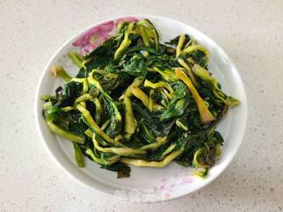 地黄叶炒豆腐的做法步骤：1