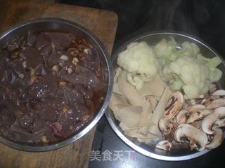 花菜炒猪肝的做法步骤：1