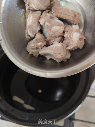 菱角莲藕排骨汤的做法步骤：5
