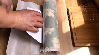 抹茶大理石纹蛋糕卷，微苦与甜美相互映衬，令人回味。的做法步骤：21