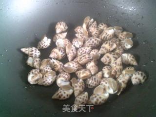 雪菜汁汆花螺的做法步骤：2