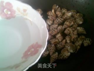 雪菜汁汆花螺的做法步骤：3
