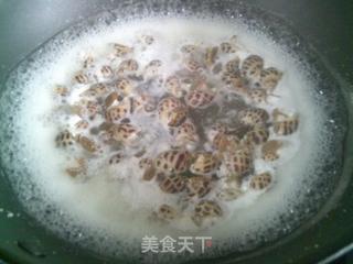 雪菜汁汆花螺的做法步骤：5