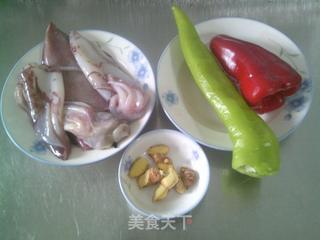 青红椒炒鱿鱼的做法步骤：1