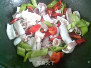 青红椒炒鱿鱼的做法步骤：9