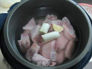 猪蹄菌菇浓汤火锅的做法步骤：2